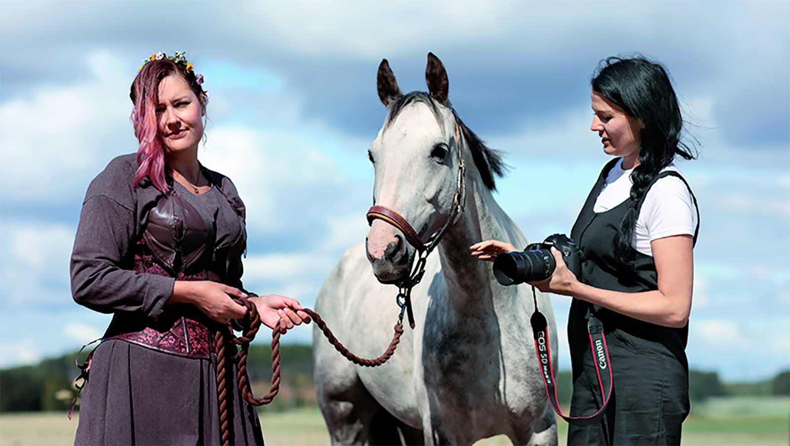 Heidi Korhonen (vas.) ja Marika Kiviharju valmistautuvat keskiaika-teeman kuvauksiin Roni-hevosen kanssa.