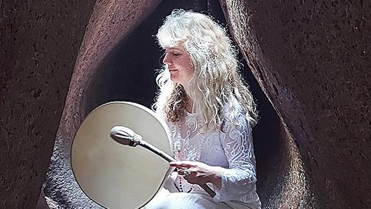 nainen soittaa rumpua